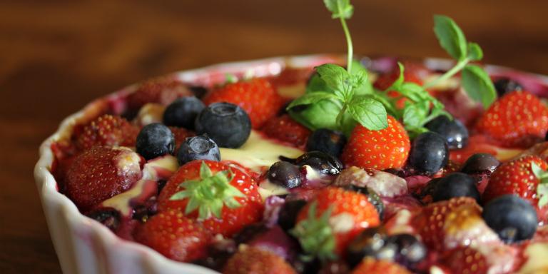 Kevyehkö mansikka-mustikka-tuorejuustopiirakka