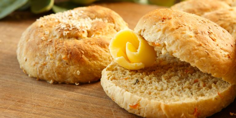 Omena-porkkanasämpylät