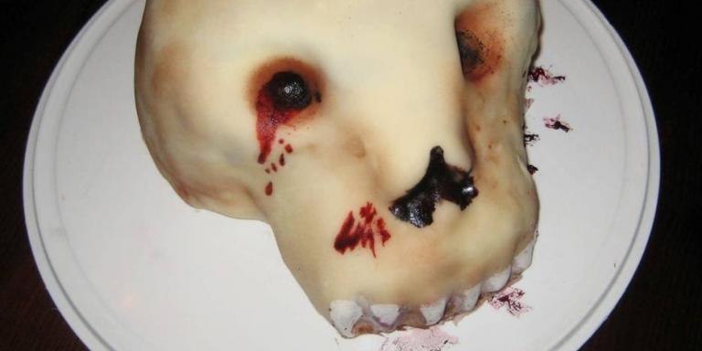 Suklainen pääkallokakku