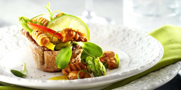 Keväinen pastasalaatti ruiskuppeihin