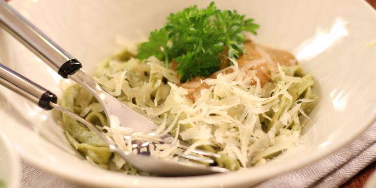 Yrttipastaperhoset itse tehtyyn pastaan