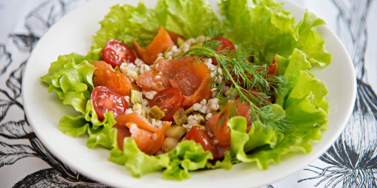 Lohi-ohrasalaatti lehtipedillä