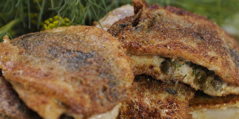 Paistetut silakkapihvit kaprisvoilla