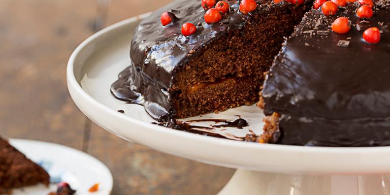 Suklaakakku pihlajanmarjahillolla