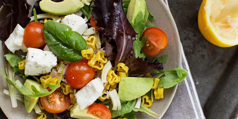 Täysjyväpastasalaatti