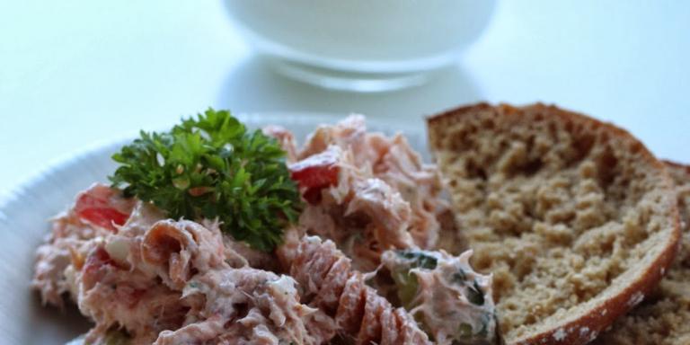 Savulohinen chilipastasalaatti