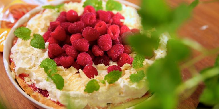 Makea piirakka tuoretäyttein