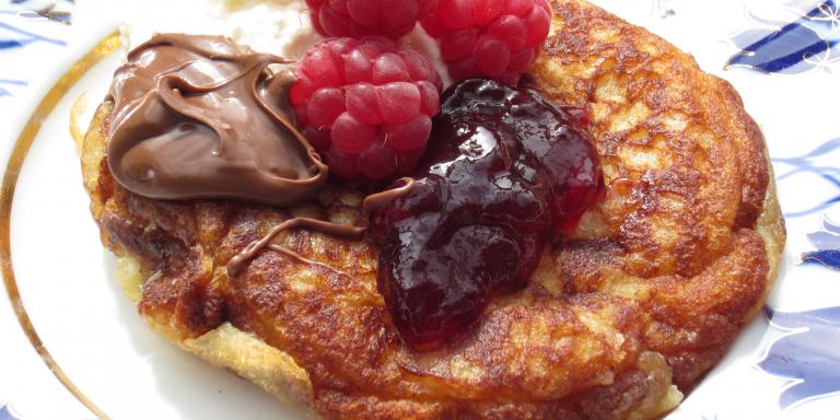 Amerikkalaiset pannukakut vaahterasiirapilla