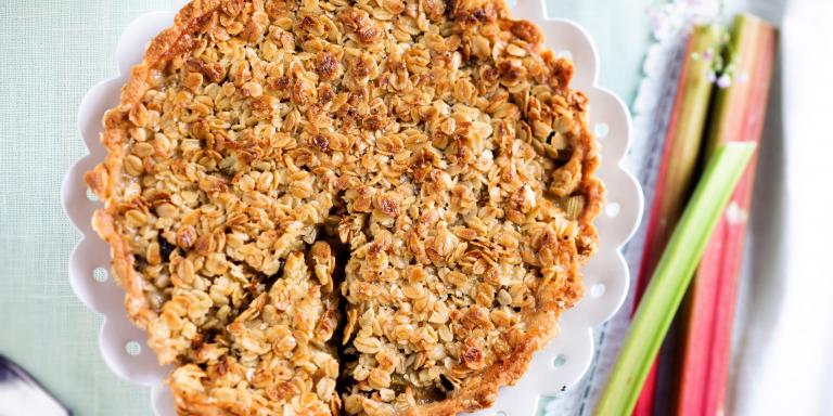 Raparperipiirakka kauratoscalla