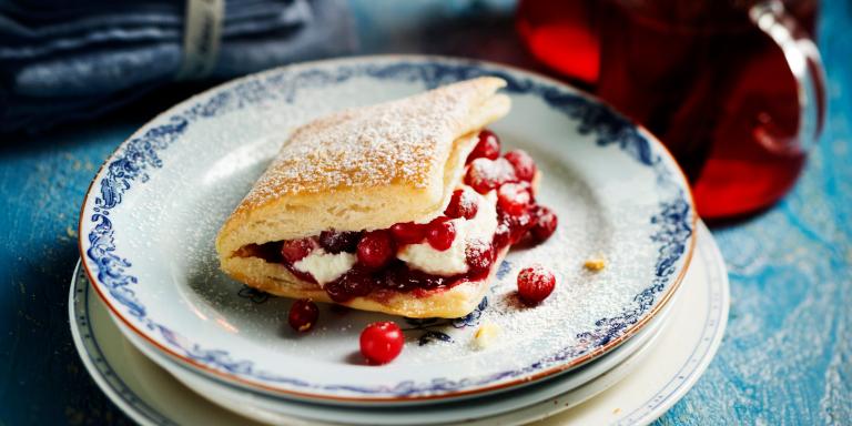 Joulutaskut karpalo-valkosuklaamoussella