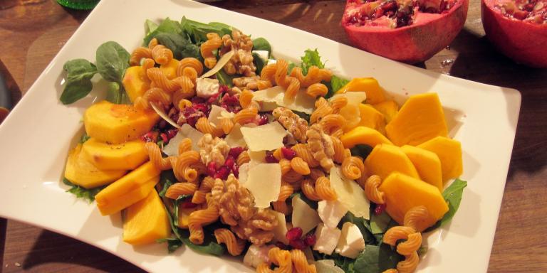 Pasta-persimonisalaatti