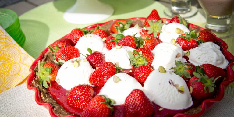 Mansikkainen jäätelötorttu suklaapohjalla