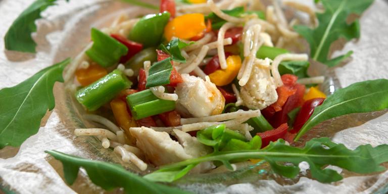 Raketti Spagetti -kanasalaatti