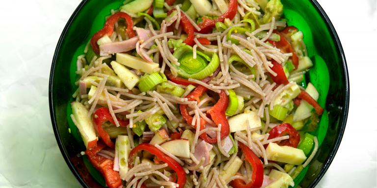 Kinkku-juustosalaatti