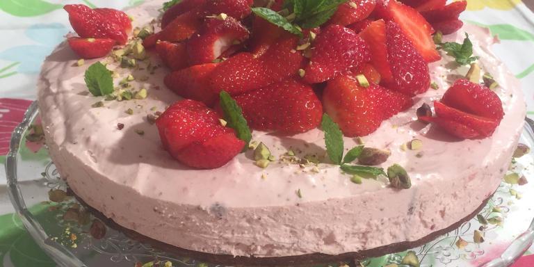 Mansikka-juustokakku suklaapohjalla