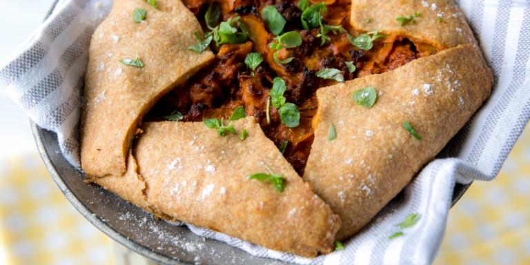 Galette gruusialaisella lihatäytteellä