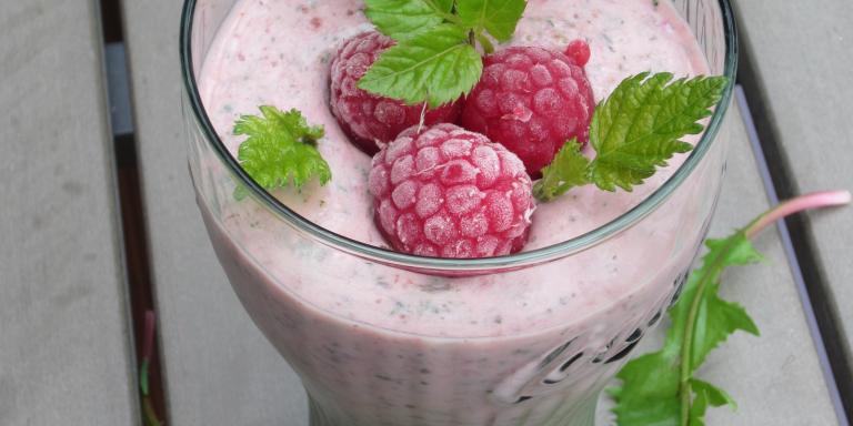 Kefiirismoothie luonnonyrtein ja marjoin