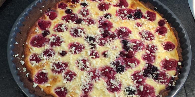 Vadelmapiirakka kahdella suklaalla