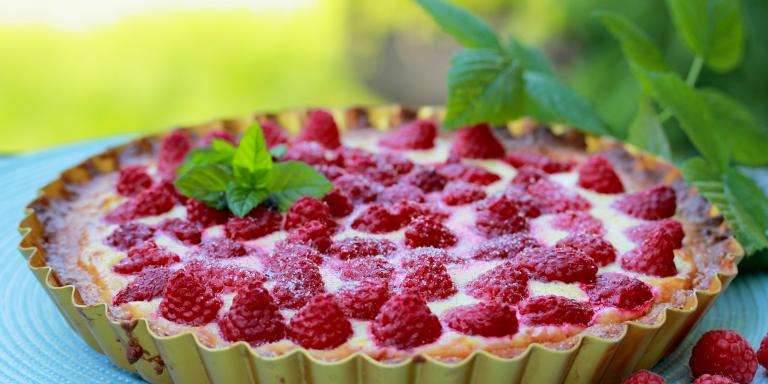 Kevyehkö vadelma-tuorejuustopiirakka