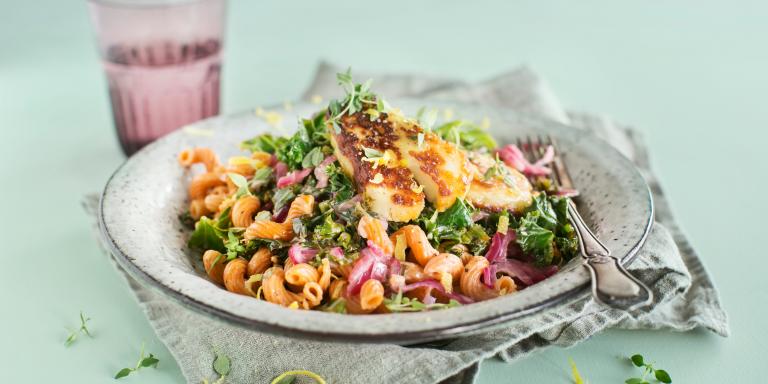 Lehtikaali-sitruunapasta halloumilla