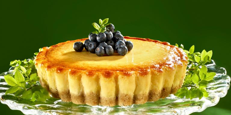 Amerikkalainen juustokakku piirakkana mustikoilla