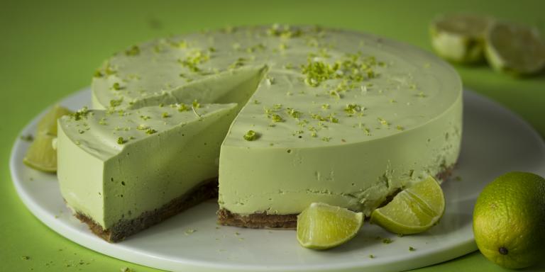 Avokado-juustokakku pala