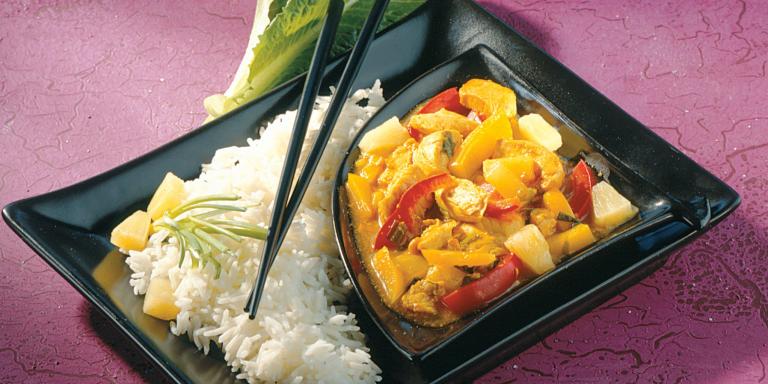 Basmatiriisiä ja hapanimelää kanakastiketta