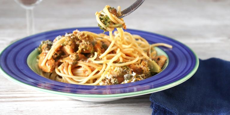 Broileri-parsakaalikastiketta ja spagettia