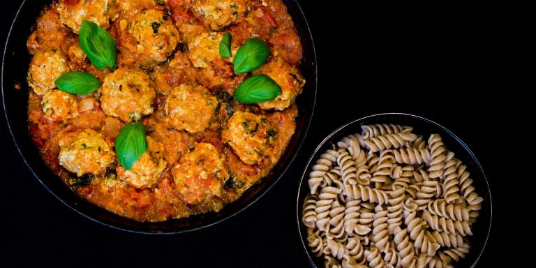 Broileripyörykät-tomaattikastikkeessa