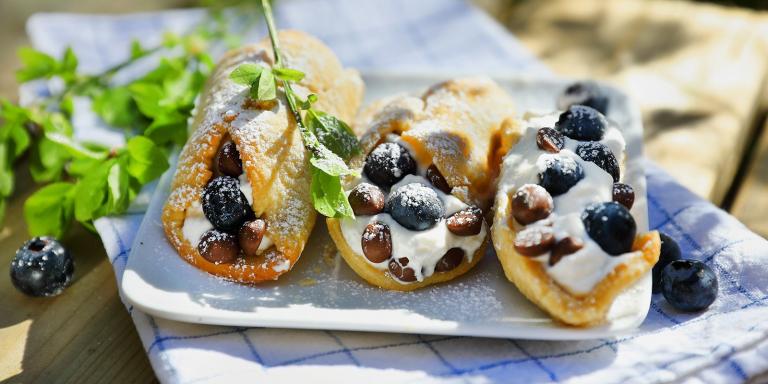 Cannolit mustikka-ricottakermatäytteellä