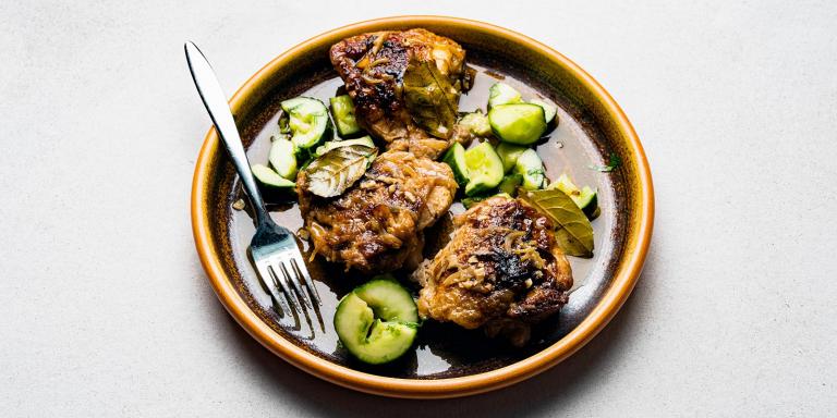 Chicken Adobo ja seesamikurkut