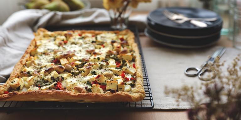 Feta-päärynäpiirakka isosta voitaikinalevystä