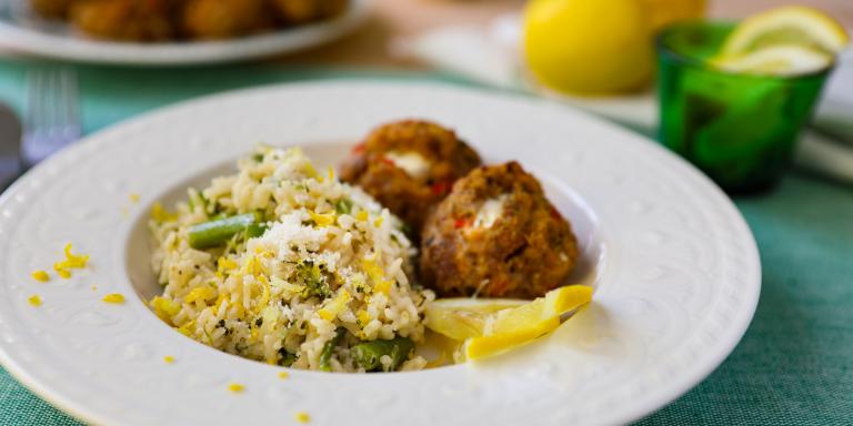 Fetatäytteiset lihapullat ja basmatirisotto