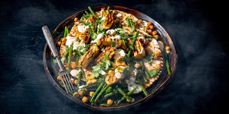 Grillattu halloumi jogurttikastikkeella ja grillatut kauratortillat