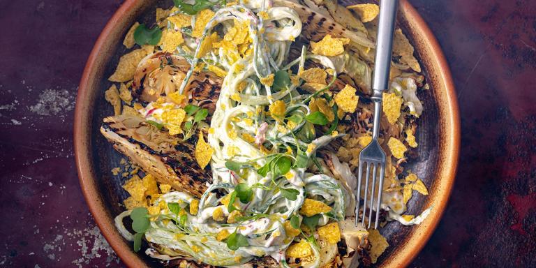 Grillattu kaalisalaatti, kaurachipsit &amp;amp; kurkku-kermaviilikastike