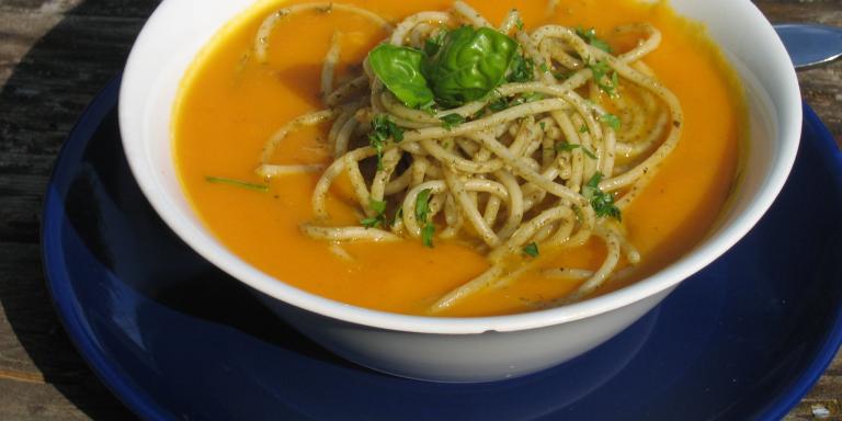 Porkkanakeitto spagetilla höystettynä