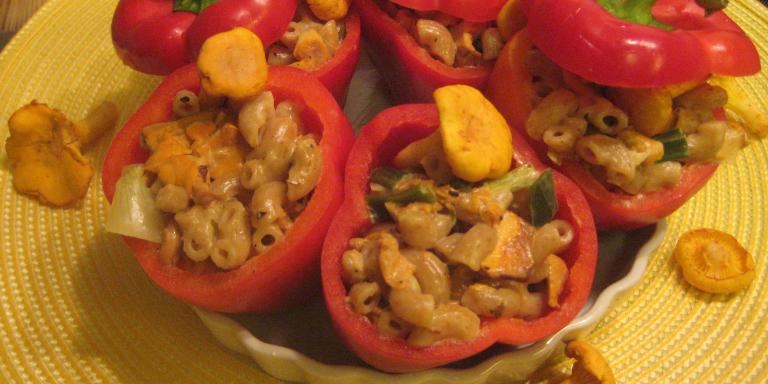 Kantarellipastalla täytetyt paprikat