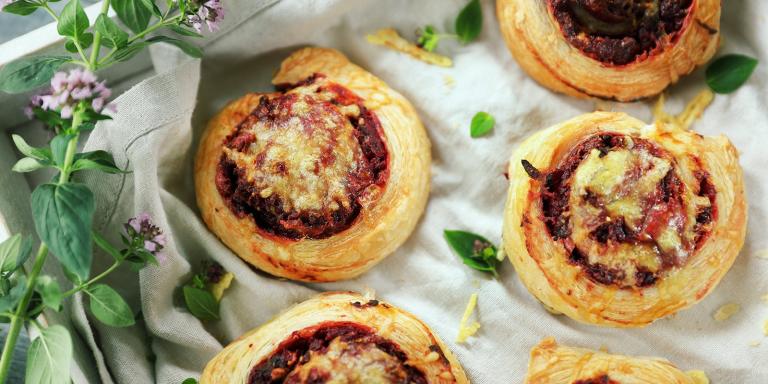 Juures-sinihomejuustorullat