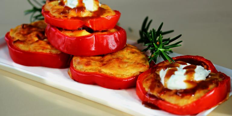 Juurespannaripihvit paprikarenkaissa