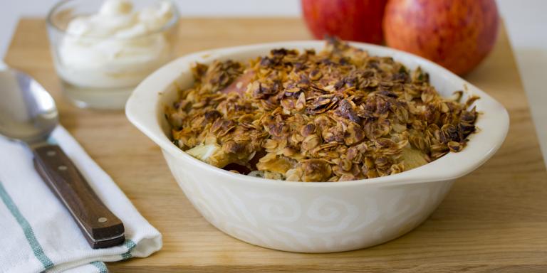 Kaali-omenapaistos kaura-kookosmurulla