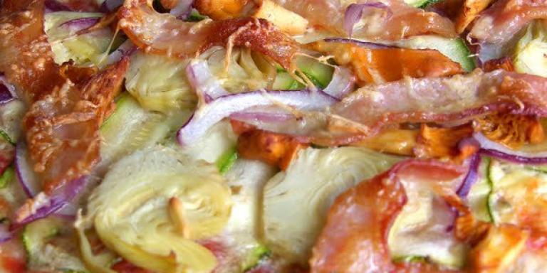 Kantarelli-pekonipizza ruis-nokkospohjalla