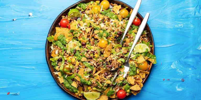 Kaura Tortilla Chips -salaatti ja kiivisalsa