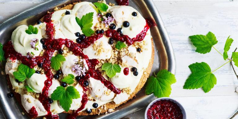 Kauracrumble paahdetulla vadelmakastikkeella