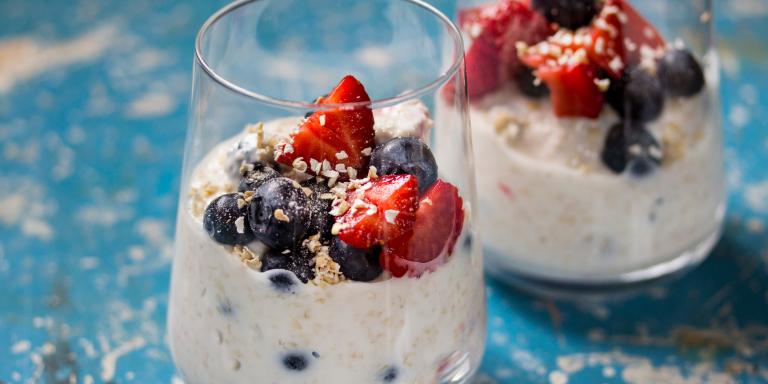 Kaurainen mansikka- tai mustikkaherkku