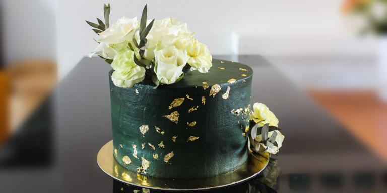 Kesäinen täytekakku kirpeällä marjamoussella