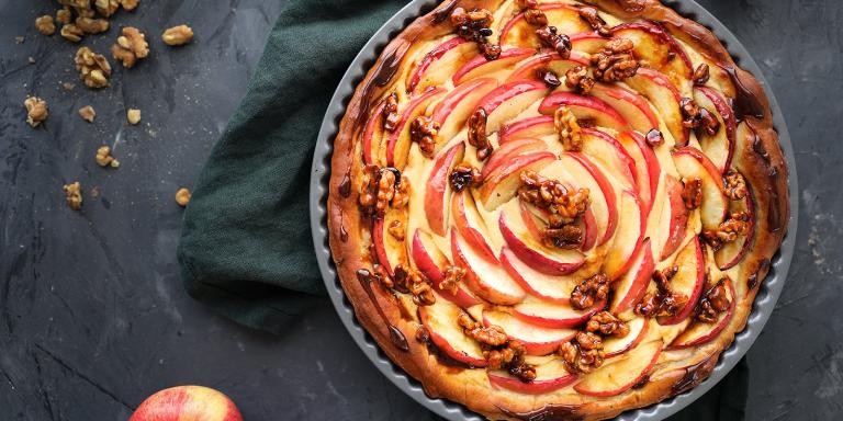 Kinuskinen Omenapiirakka hunajapähkinöillä