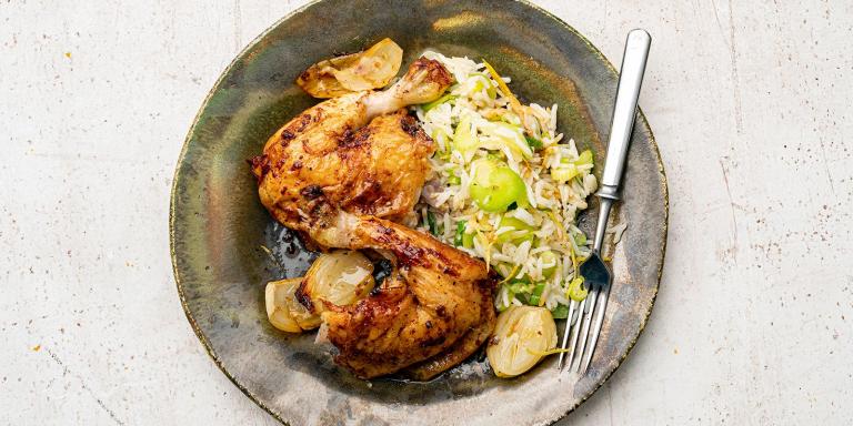 Kokonaisena uunissa paistettu broileri ja sitruunariisi