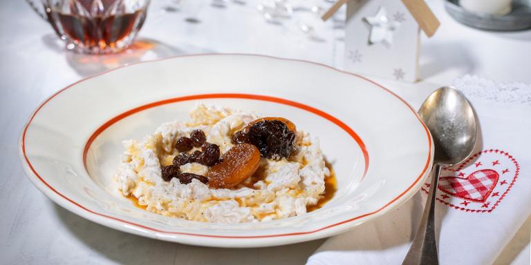 Jasmiiniriisi-kookospuuro hedelmillä