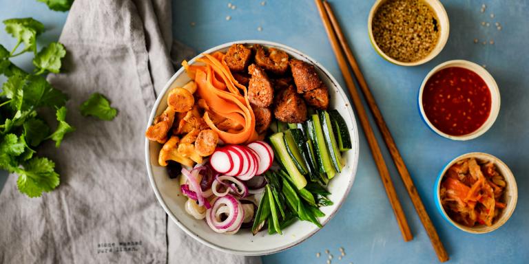 Korealainen suolainen lounaskulho vegaanisena