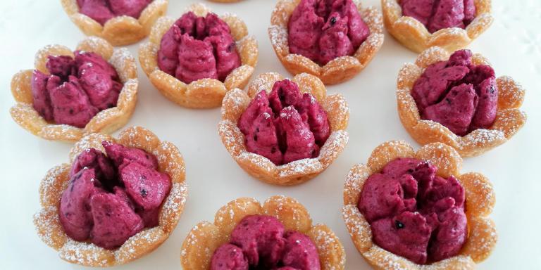 Kuningattaren kukkivat suupalat marjamoussella